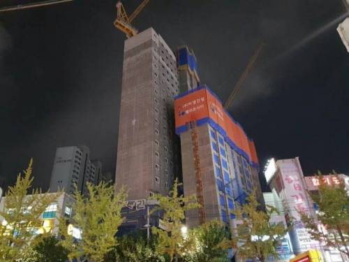 엄청 친한 건물.jpg