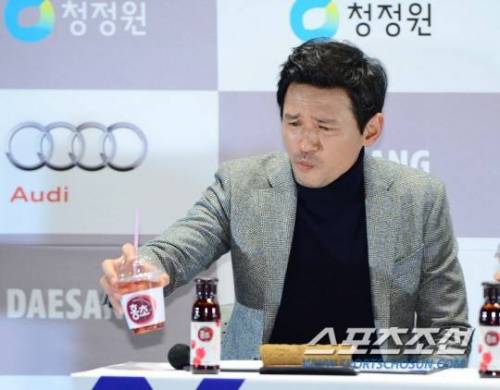 홍초는 공식석상에 음료 협찬을 하지 말아야.jpg
