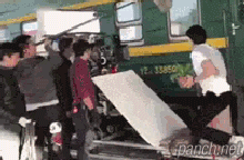 열차 밖에서 달리는 장면.gif