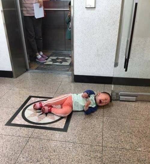 엘리베이터 버튼을 누나가 누름.jpg