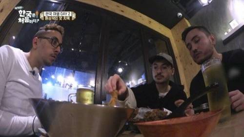 치맥에 환장하는 프랑스 친구들.jpg