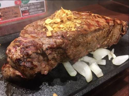 원하는 양만큼 썰어서 파는 스테이크 레스토랑.jpg