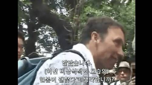 야스쿠니 신사에서 참배하는 일본인들에게 일침 날리는 캐나다인.