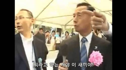 야스쿠니 신사에서 참배하는 일본인들에게 일침 날리는 캐나다인.