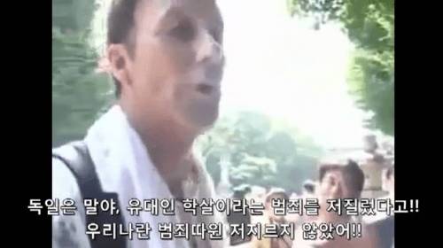 야스쿠니 신사에서 참배하는 일본인들에게 일침 날리는 캐나다인.