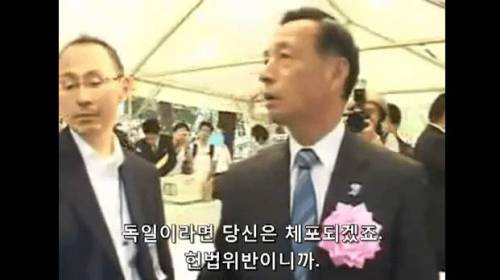 야스쿠니 신사에서 참배하는 일본인들에게 일침 날리는 캐나다인.