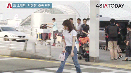 길 건너다 신호가 바뀐 여자.gif