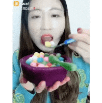 요즘 중국에서 유행한다는 신종먹방.gif