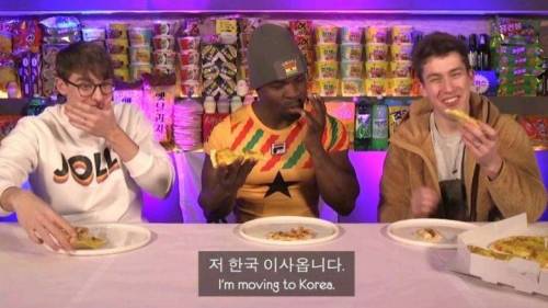 한국에서 고구마피자 처음 먹어본 가나 선수.jpg