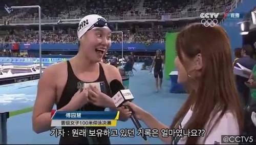 너무나 해맑은 수영선수.jpg
