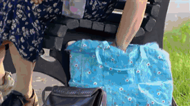 자신의 일생이 담긴 사진첩을 보여주는 할머니.gif