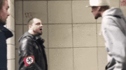 네오나치 도발한 놈의 최후.gif