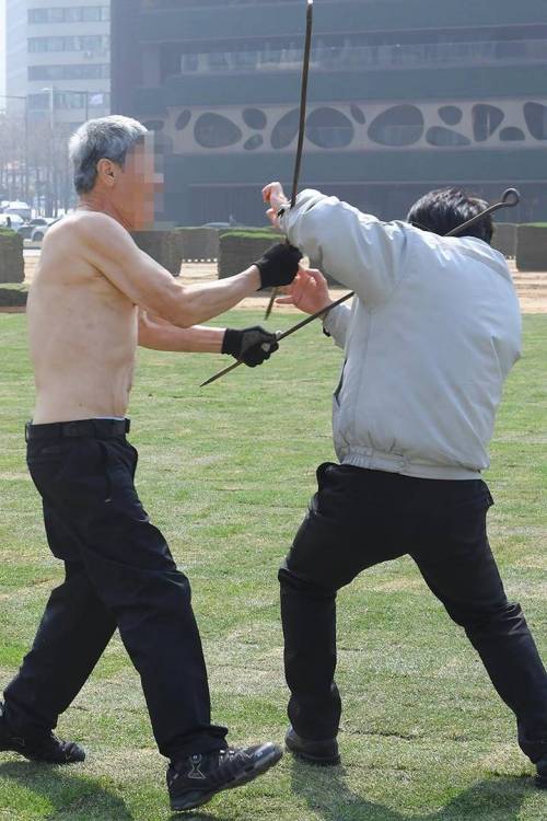 대한민국 경찰에 맞서는 이도류 마스터.jpg