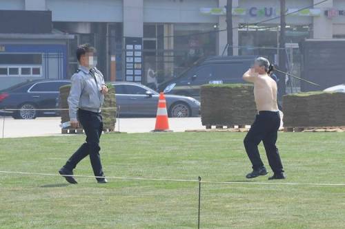 대한민국 경찰에 맞서는 이도류 마스터.jpg