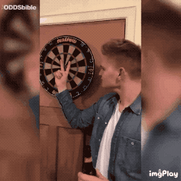 내 다트 실력 보여줄게.gif