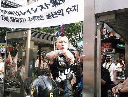 일본의 반 혐한 시위대 비주얼.jpg