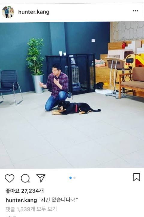 치킨 왔단 소리에 달려 나가는 댕댕이.jpg