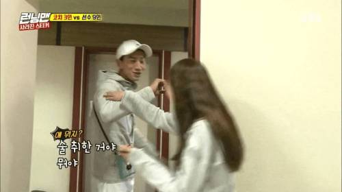 게임 룰 이해 못해서 제작진한테 과외 받는 출연자
