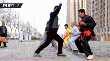 무림 고수들의 아침 수련.gif
