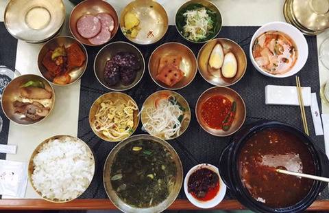 개성을 방문한 외국인들이 받은 밥상.jpg