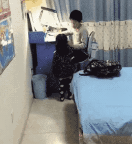 동생 안아주는 오빠.gif