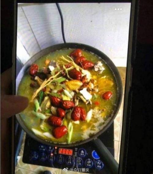 [뱀주의]중국 대학 기숙사에 쳐들어온 뱀의 말로.jpg
