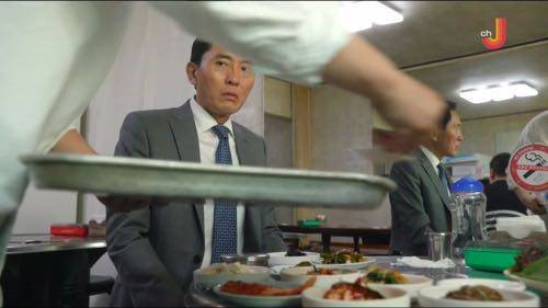 한국 기본 반찬수에 놀란 일본인.jpg