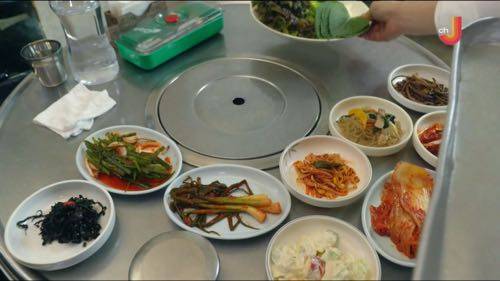 한국 기본 반찬수에 놀란 일본인.jpg