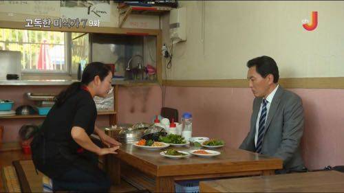 한국 기본 반찬수에 놀란 일본인.jpg