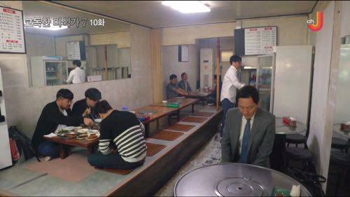 한국 기본 반찬수에 놀란 일본인.jpg
