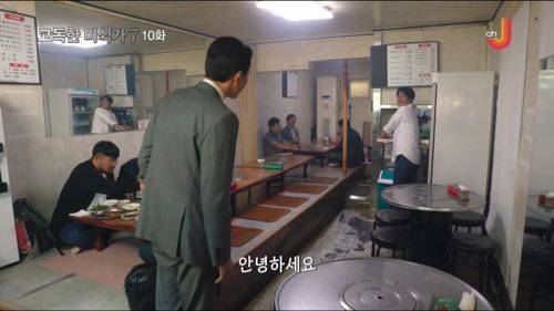 한국 기본 반찬수에 놀란 일본인.jpg