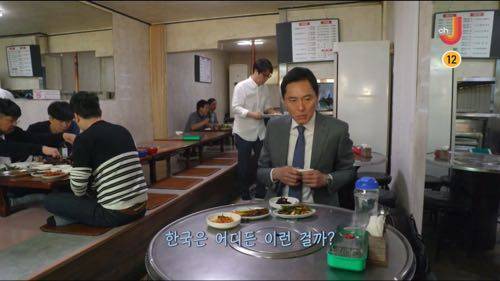 한국 기본 반찬수에 놀란 일본인.jpg