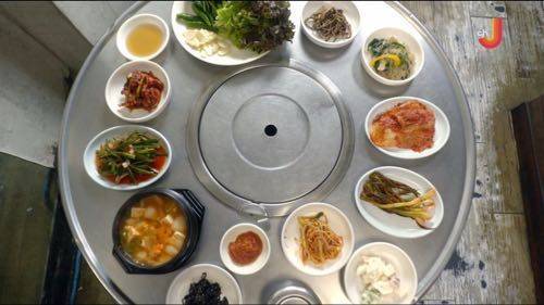 한국 기본 반찬수에 놀란 일본인.jpg
