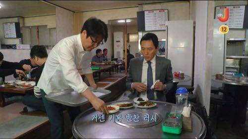 한국 기본 반찬수에 놀란 일본인.jpg