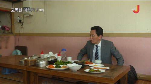 한국 기본 반찬수에 놀란 일본인.jpg
