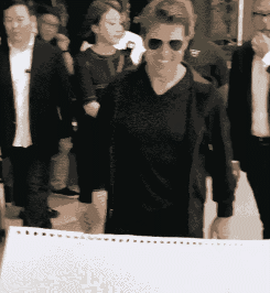 한국식 인사를 습득한 톰 크루즈.gif