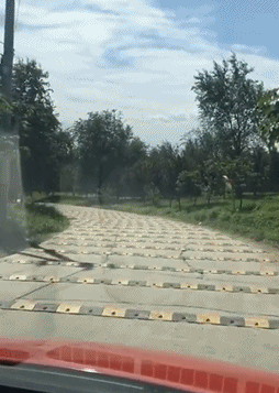 흔한 과속방지턱.gif