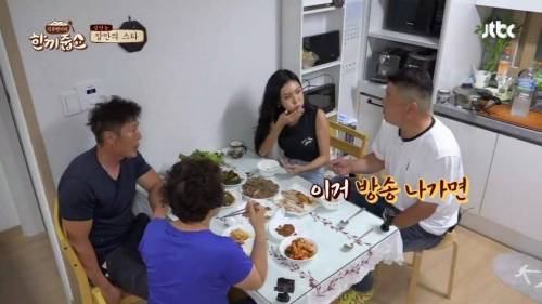화사의 박대 먹방.jpg