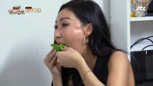 화사의 박대 먹방.jpg