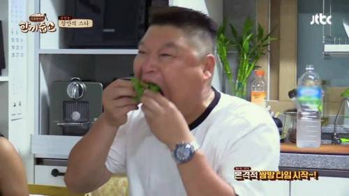 화사의 박대 먹방.jpg