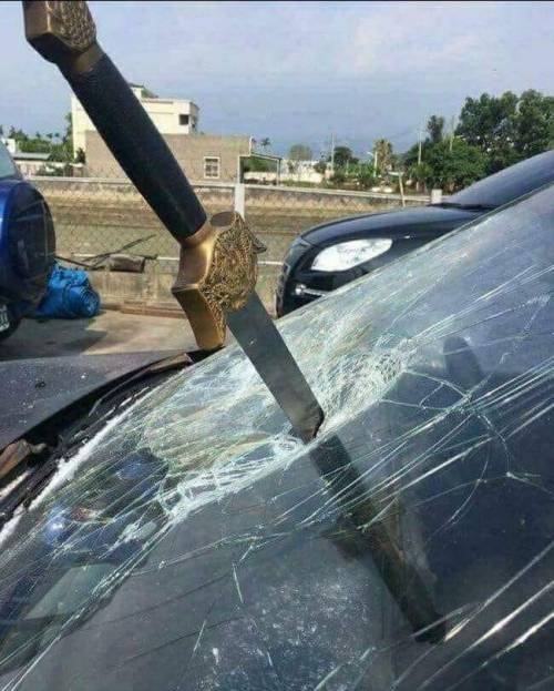 사연 있어 보이는 교통사고.jpg