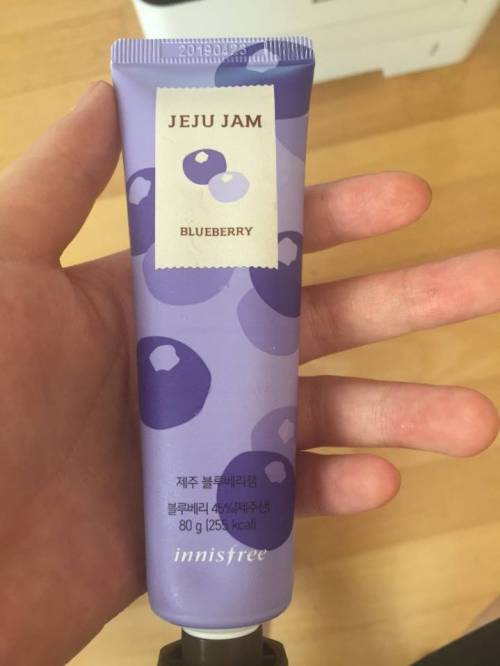 핸드크림인 줄 알고 손에 짰는데.jpg
