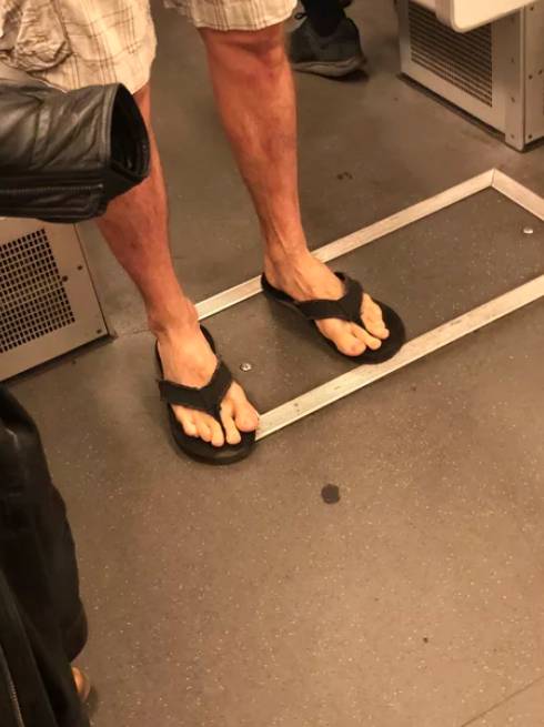 자꾸 눈길이 가는 슬리퍼.jpg
