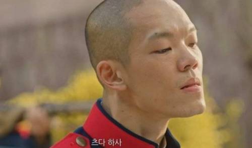 어쩐지 어색한 사진.jpg