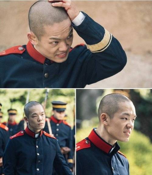 어쩐지 어색한 사진.jpg