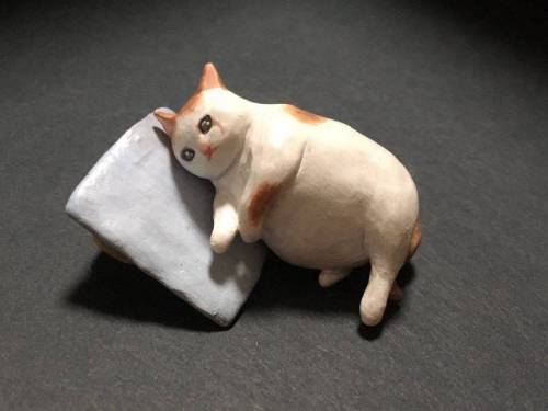 슬픈 고양이 피규어.jpg