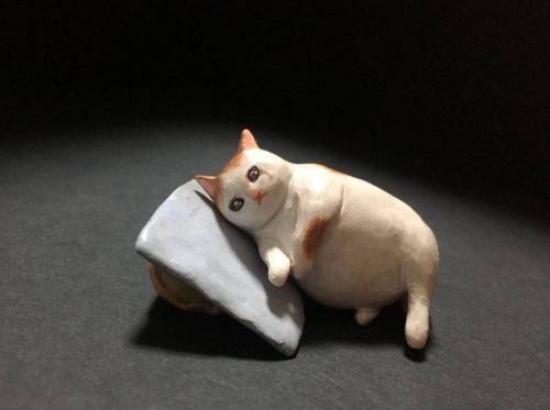 슬픈 고양이 피규어.jpg