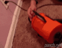 청소기로부터 아기를 지키는 댕댕이.gif
