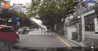 도로에서 물세례.gif