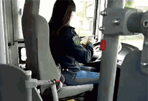 대륙의 버스기사.gif